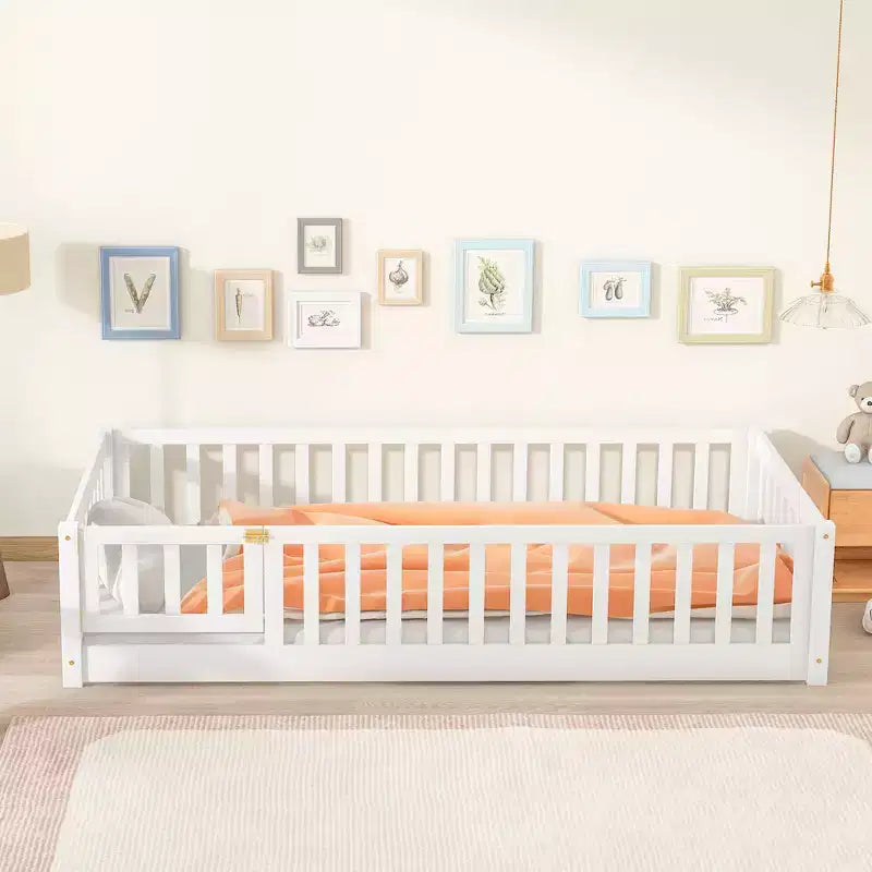 Lit au sol pour tout-petits format jumeau, Lit Montessori moderne en bois avec barrières de sécurité et porte pour chambre d'enfant