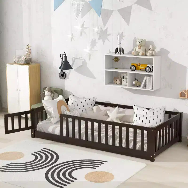 Lit au sol pour tout-petits format jumeau, Lit Montessori moderne en bois avec barrières de sécurité et porte pour chambre d'enfant