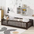 Lit au sol pour tout-petits format jumeau, Lit Montessori moderne en bois avec barrières de sécurité et porte pour chambre d'enfant